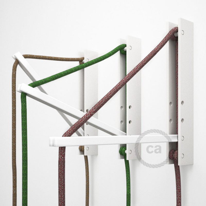 Pinocchio, soporte de pared regulable en madera pintado blanco para lámparas colgantes.