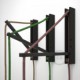 Pinocchio, soporte de pared regulable en madera pintado negro para lámparas colgantes.