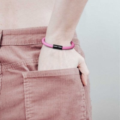 Pulsera con cierre magnético negro mate y cable RM08