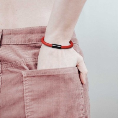 Pulsera con cierre magnético negro mate y cable RM09