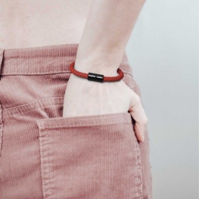 Pulsera con cierre magnético negro mate y cable RT94