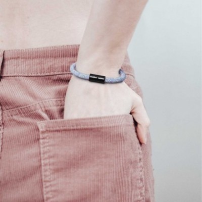 Pulsera con cierre magnético negro mate y cable RX09