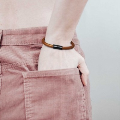 Pulsera con cierre magnético negro mate y cable RM22