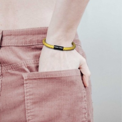 Pulsera con cierre magnético negro mate y cable RM31