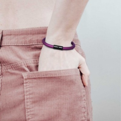 Pulsera con cierre magnético negro mate y cable RM35
