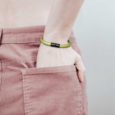 Pulsera con cierre magnético negro mate y cable RM32