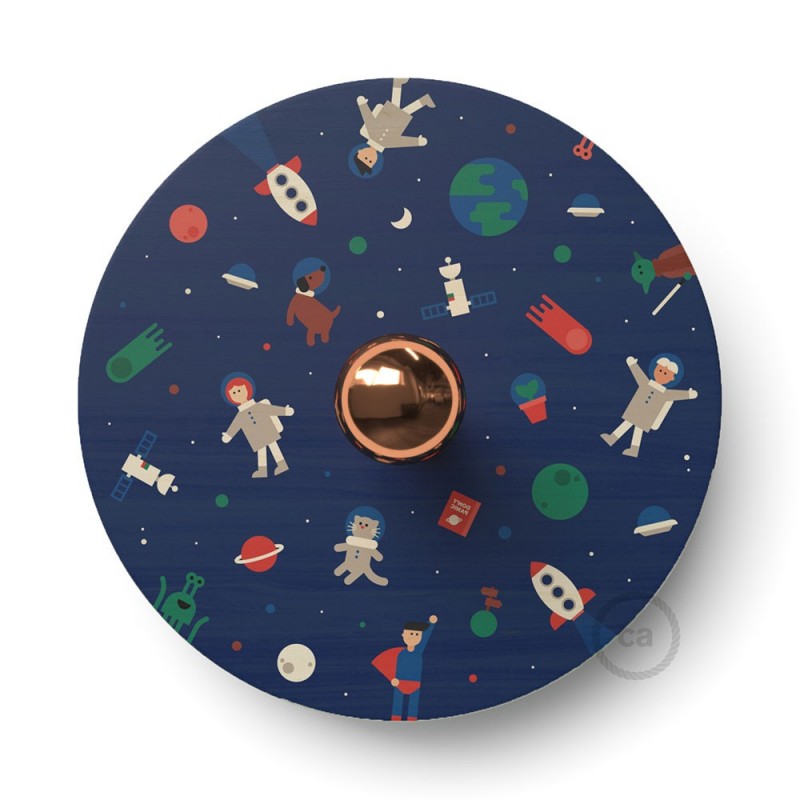 Lámpara de pared Funny Pop con pantalla UFO ilustrada doble cara, diseño por varios artistas