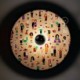 Lámpara de pared Funny Pop con pantalla UFO ilustrada doble cara, diseño por varios artistas