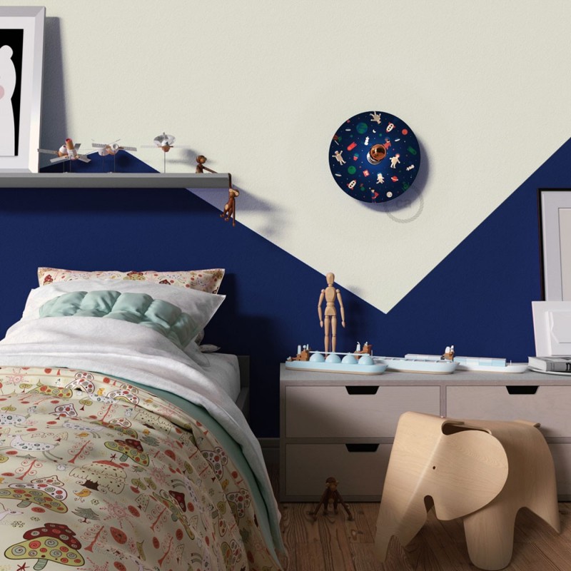 Lámpara de pared Funny Pop con pantalla UFO ilustrada doble cara, diseño por varios artistas