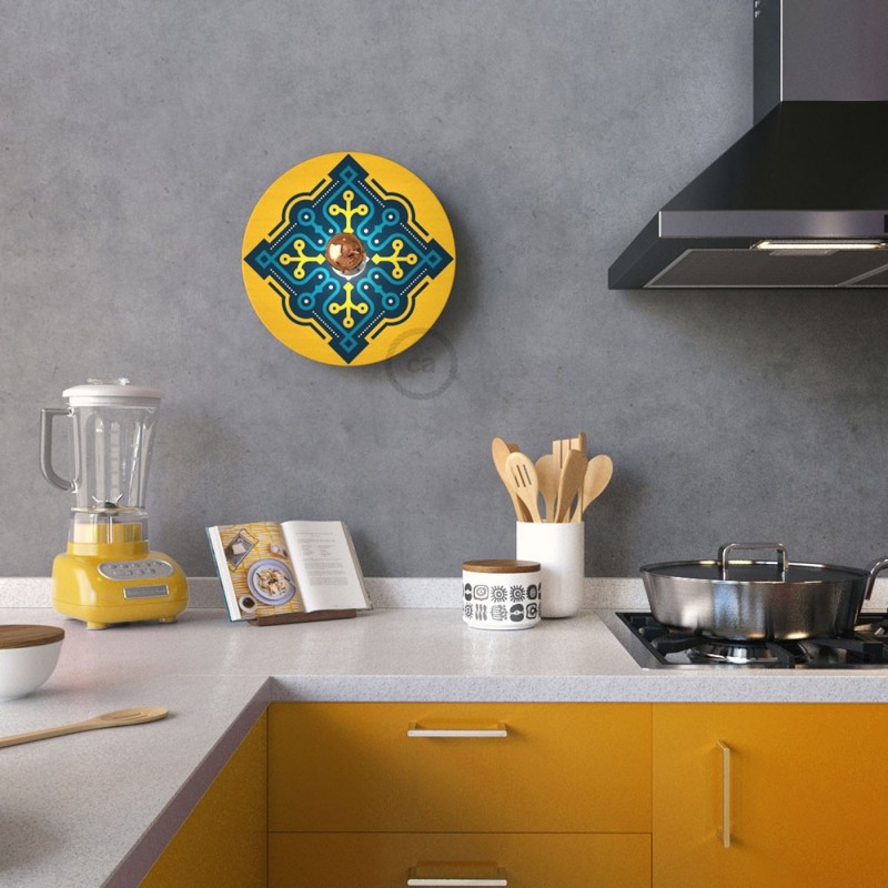 Lámpara de pared Ethnic con pantalla UFO ilustrada doble cara, diseño por varios artistas