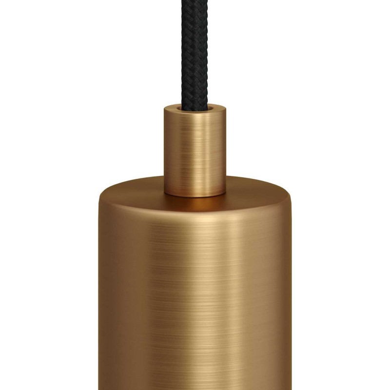 Prensaestopa redondo metal con acabado latón satinado completo con tubo roscado, tuerca y arandela.
